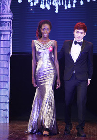 Cô nữ sinh Ghana trong phần thi trình diễn trang phục dạ hội