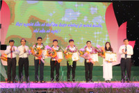 Nghệ An: Tuyên dương và khen thưởng 140 học sinh đạt thành tích xuất sắc năm học 2016 - 2017 ảnh 3 Nghệ An: Tuyên dương và khen thưởng 140 học sinh đạt thành tích xuất sắc năm học 2016 - 2017 ảnh 3