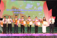 Nghệ An: Tuyên dương và khen thưởng 140 học sinh đạt thành tích xuất sắc năm học 2016 - 2017 ảnh 3