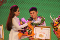 Nghệ An: Tuyên dương và khen thưởng 140 học sinh đạt thành tích xuất sắc năm học 2016 - 2017 ảnh 4 Nghệ An: Tuyên dương và khen thưởng 140 học sinh đạt thành tích xuất sắc năm học 2016 - 2017 ảnh 4