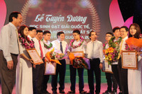 Nghệ An: Tuyên dương và khen thưởng 140 học sinh đạt thành tích xuất sắc năm học 2016 - 2017 ảnh 7 Nghệ An: Tuyên dương và khen thưởng 140 học sinh đạt thành tích xuất sắc năm học 2016 - 2017 ảnh 7