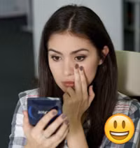 Bạn chưa biết đánh má hồng ở vị trí nào phải không. Hãy đặt hai ngón tay cạnh cánh mũi và bắt đầu đánh từ sát gò má.