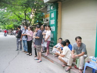 Đưa con đi thi, nỗi lòng cha mẹ ảnh 1