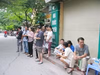 Đưa con đi thi, nỗi lòng cha mẹ ảnh 1