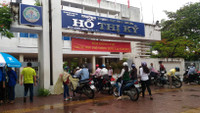 Thí sinh Đất Mũi “đội mưa” làm thủ tục dự thi ảnh 1 Thí sinh Đất Mũi “đội mưa” làm thủ tục dự thi ảnh 1