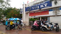 Thí sinh Đất Mũi “đội mưa” làm thủ tục dự thi ảnh 3 Thí sinh Đất Mũi “đội mưa” làm thủ tục dự thi ảnh 3