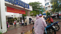 Thí sinh Đất Mũi “đội mưa” làm thủ tục dự thi ảnh 2 Thí sinh Đất Mũi “đội mưa” làm thủ tục dự thi ảnh 2
