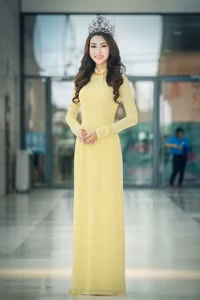 Hoa hậu Mỹ Linh diện Áo dài đi dự Ngày hội cựu sinh viên ảnh 2