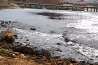 Hà Tĩnh: Dân “kêu trời” vì bãi biển chuyển màu đen ngòm do bãi tập kết than ảnh 4