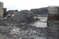 Hà Tĩnh: Dân “kêu trời” vì bãi biển chuyển màu đen ngòm do bãi tập kết than ảnh 1 Hà Tĩnh: Dân “kêu trời” vì bãi biển chuyển màu đen ngòm do bãi tập kết than ảnh 1