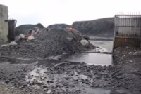 Hà Tĩnh: Dân “kêu trời” vì bãi biển chuyển màu đen ngòm do bãi tập kết than ảnh 1