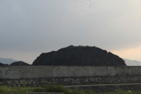 Hà Tĩnh: Dân “kêu trời” vì bãi biển chuyển màu đen ngòm do bãi tập kết than ảnh 2 Hà Tĩnh: Dân “kêu trời” vì bãi biển chuyển màu đen ngòm do bãi tập kết than ảnh 2