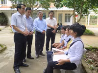 Lãnh đạo Bộ GD&ĐT trao quà động viên cán bộ, thí sinh dự thi tại tỉnh Kon Tum ảnh 1