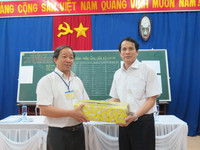 Lãnh đạo Bộ GD&ĐT trao quà động viên cán bộ, thí sinh dự thi tại tỉnh Kon Tum ảnh 6