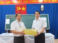 Lãnh đạo Bộ GD&ĐT trao quà động viên cán bộ, thí sinh dự thi tại tỉnh Kon Tum ảnh 6