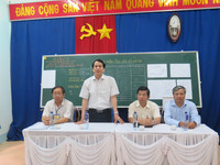 Lãnh đạo Bộ GD&ĐT trao quà động viên cán bộ, thí sinh dự thi tại tỉnh Kon Tum ảnh 5