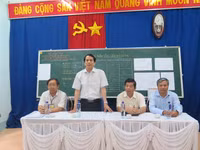 Lãnh đạo Bộ GD&ĐT trao quà động viên cán bộ, thí sinh dự thi tại tỉnh Kon Tum ảnh 5