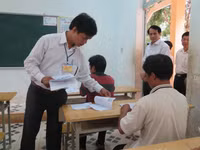 Lãnh đạo Bộ GD&ĐT trao quà động viên cán bộ, thí sinh dự thi tại tỉnh Kon Tum ảnh 2