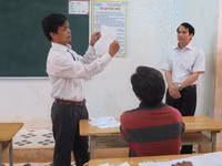 Lãnh đạo Bộ GD&ĐT trao quà động viên cán bộ, thí sinh dự thi tại tỉnh Kon Tum ảnh 3