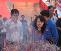 Thứ trưởng Nguyễn Thị Nghĩa dự lễ thắp nến tri ân tại Quảng Trị ảnh 3