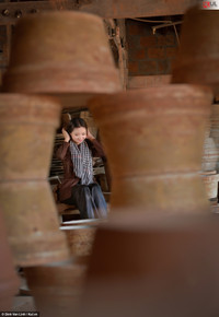 Bộ ảnh "Thiếu nữ bên lò gốm" phiên bản "con nhà lành" thu hút nhiều chú ý ảnh 11 Bộ ảnh "Thiếu nữ bên lò gốm" phiên bản "con nhà lành" thu hút nhiều chú ý ảnh 11