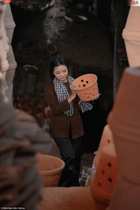 Bộ ảnh "Thiếu nữ bên lò gốm" phiên bản "con nhà lành" thu hút nhiều chú ý ảnh 15 Bộ ảnh "Thiếu nữ bên lò gốm" phiên bản "con nhà lành" thu hút nhiều chú ý ảnh 15