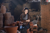Bộ ảnh "Thiếu nữ bên lò gốm" phiên bản "con nhà lành" thu hút nhiều chú ý ảnh 2 Bộ ảnh "Thiếu nữ bên lò gốm" phiên bản "con nhà lành" thu hút nhiều chú ý ảnh 2