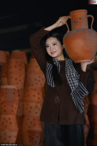 Bộ ảnh "Thiếu nữ bên lò gốm" phiên bản "con nhà lành" thu hút nhiều chú ý ảnh 12 Bộ ảnh "Thiếu nữ bên lò gốm" phiên bản "con nhà lành" thu hút nhiều chú ý ảnh 12