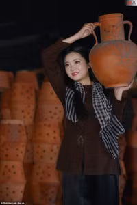 Bộ ảnh "Thiếu nữ bên lò gốm" phiên bản "con nhà lành" thu hút nhiều chú ý ảnh 12