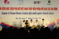 Sinh viên Học viện Phụ nữ Việt Nam thắp nến phản đối bạo lực gia đình ảnh 4