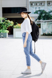 Nghề mẫu ảnh nghiệp dư giúp cô có thêm thu nhập, trang trải cho cuộc sống sinh viên