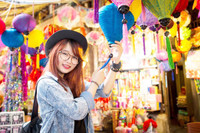 Thiếu nữ Hà thành nô nức khoe sắc mùa Trung thu ảnh 3 Có bạn lại ghi lại hình ảnh giữa khung cảnh yên bình của mùa rằm tháng tám với phong cách năng động, cá tính (Ảnh: Nguyễn Akashi)