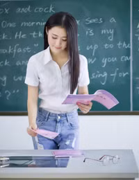 Cô giáo Đường Đinh Đinh, sinh năm 1993, thu hút hàng nghìn lượt like và chia sẻ qua bộ ảnh đứng lớp nhân ngày nhà giáo 10/9 ở Trung Quốc. Hình ảnh cô giáo tiểu học diện quần jeans, áo sơ mi trắng cắm thùng giản dị mà xinh đẹp nhận được rất nhiều lời khen từ cộng đồng mạng.