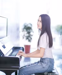 Trang Sina đăng tải loạt ảnh trên lớp và ngoài đời của Đường Đinh Đinh và ca ngợi là 