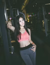 Cô giáo trẻ chăm chỉ tập gym để có thân hình cân đối, khỏe khoắn.