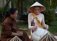 Miss Grand International 2017: Hào hứng với món bánh lọc Quảng Bình ảnh 8