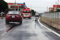 Quảng Bình: QL1A vừa hoàn thành đã lún, vá thảm nhựa... ảnh 1