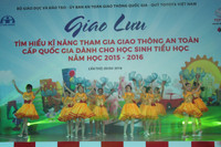 Học sinh hào hứng tìm hiểu kỹ năng tham gia giao thông an toàn ảnh 1