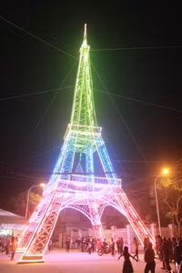 Nghệ An: Bà con xứ đạo dựng “tháp Eiffel” bằng tre đón Giáng sinh ảnh 8