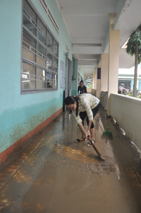 Nước lụt mênh mông, chúng tôi không thể bỏ học sinh về cứu tài sản ở nhà ảnh 1