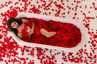 Nghìn cánh hồng tô điểm nữ ca sỹ có râu ảnh 2