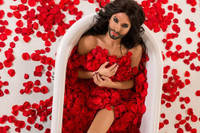 Nghìn cánh hồng tô điểm nữ ca sỹ có râu ảnh 3