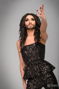 Nghìn cánh hồng tô điểm nữ ca sỹ có râu ảnh 7