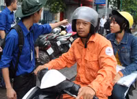 Tiếp sức dưới mưa, màu áo đậm tinh thần tình nguyện ảnh 1