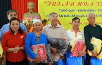 Thiện nguyện khám chữa bệnh, phát thuốc, tặng quà cho người dân xã Ngọc Lâu, Hòa Bình ảnh 2