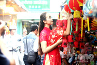 Tiết trời Sài Gòn về chiều tầm 17h vẫn còn khá nóng bức, khiến nhiều bạn vừa chụp hình vừa toát mồ hôi. 