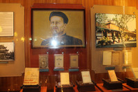 Học sinh tìm hiểu hoạt động sáng tạo trong bảo tàng Văn học ảnh 6