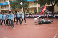 Học sinh Lômônôxốp tái hiện trận đánh huyền thoại bằng đồ tái chế ảnh 4