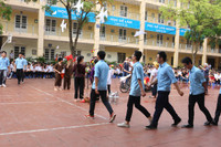 Học sinh Lômônôxốp tái hiện trận đánh huyền thoại bằng đồ tái chế ảnh 2