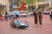 Học sinh Lômônôxốp tái hiện trận đánh huyền thoại bằng đồ tái chế ảnh 5